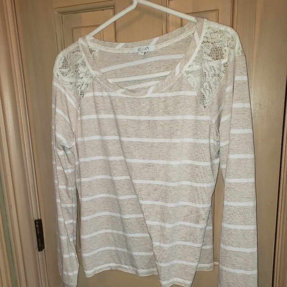 Delia's beige and white Shirt with lace sz M Misses